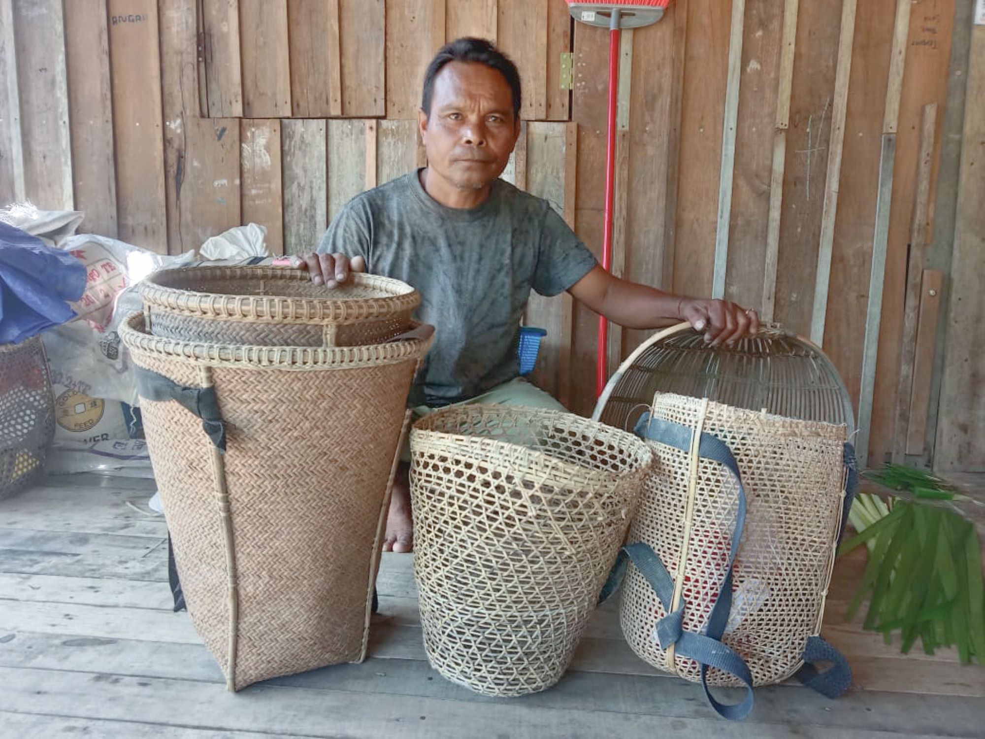 Man Bai guna buluh hasil kraftangan