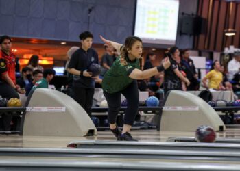 SUBANG JAYA 3 MEI 2024 - Pemain boling negara, Siti Safiyah Amirah beraksi pada suku akhir Kejohanan Boling Terbuka Antarabangsa ke-42 di Sunway Mega Lanes di sini, hari ini. GAMBAR: FARIZ RUSADIO