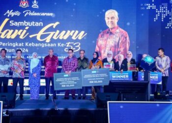 TIMBALAN Perdana Menteri, Datuk Seri Dr. Ahmad Zahid Hamidi manyampaikan anugerah sempena sambutan Hari Guru Peringkat Kebangsaan Kali ke-53 di Dewan Pusat Konvensyen Sultan Ahmad Shah.