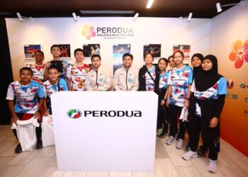 PARA peserta BTDP bergambar bersama Goh Sze Fei-Nur Izzuddin Mohd Rumsani pada Kejohanan Badminton Malaysia Masters di Axiata Arena, Bukit Jalil, Kuala Lumpur, hari ini.