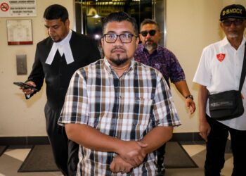 Badrul Hisham Shaharin tiba di Mahkamah Sesyen Kuala Lumpur semalam bagi sebutan kes mengeluarkan kenyataan fitnah terhadap Yang di-Pertuan Agong. – UTUSAN/IQBAL ROSLI