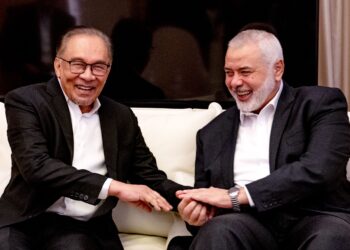 Anwar Ibrahim bertemu pemimpin utama pergerakan Hamas, Ismail Haniyeh dalam lawatan rasminya di Qatar semalam. Dalam pertemuan itu, Anwar menegaskan bahawa Malaysia kekal komited memainkan peranan di peringkat antarabangsa bagi menghentikan serangan ke atas Rafah, Gaza. – PEJABAT PERDANA MENTERI