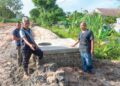 PENDUDUK menunjukkan kawasan pembinaan bersebelahan perumahan mereka yang didakwa punca banjir kilat di Taman Chepor Impian di Ipoh, Perak semalam. – UTUSAN/ZULFACHRI ZULKIFLI