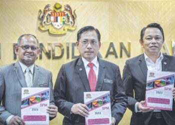 Ketua Pengarah Pendidikan, Azman Adnan (tengah) selepas sidang akhbar pengumuman keputusan SPM 2023 di Kementerian Pendidikan di Putrajaya semalam. – UTUSAN/FAIZ ALIF ZUBIR
