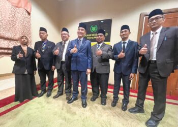 MOHD. Shukri Ramli bersama barisan Exco kerajaan negeri di Kompleks Dewan Undangan Negeri, Kangar, Perlis semalam. – UTUSAN/MOHD. HAFIZ ABD. MUTALIB