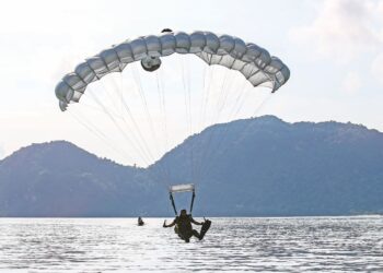 ANGGOTA 69 Komando terjun dari ketinggian 10,000 kaki ketika mengikuti Latihan Pengukuhan Payung Terjun Pasukan Gerakan Khas PDRM di Langkawi semalam. – UTUSAN/SHAHIR NOORDIN