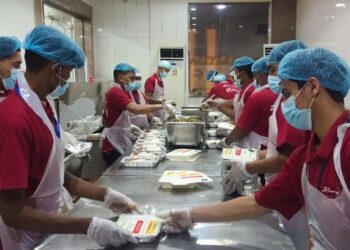 PEKERJA menyediakan makanan untuk jemaah haji Malaysia mengikut piawaian dan standard ditetapkan kerajaan Arab Saudi di Mekah.