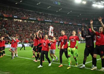 PEMAIN-pemain Bayer Leverkusen meraikan kejayaan mara ke final Liga Europa selepas menewaskan Roma dengan agregat 4-2 dalam aksi separuh akhir, pagi ini. - AFP