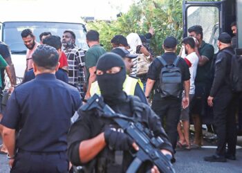 SEBAHAGIAN lelaki dihadapkan ke Mahkamah Sesyen Klang, Selangor, semalam atas pertuduhan menjadi ahli kumpulan penjenayah terancang. - UTUSANAFIQ RAZALI