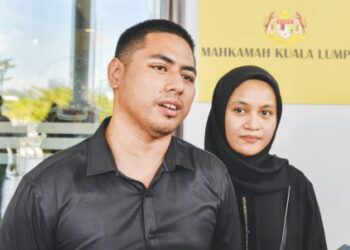 MOHD. Rafi Abd. Razak dan Anis Amalina Mazlin hadir di Mahkamah Sesyen Kuala Lumpur bagi kes tuntutan saman terhadap dua pengasuh yang didakwa cuai menyebabkan bayi mereka meninggal dunia akibat tersedak susu. – UTUSAN/SYAKIR RADIN