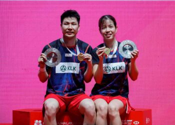 Goh Soon Huat dan Shevon Lai menjuarai acara beregu campuran badminton Malaysia Masters selepas menundukkan  pasangan Indonesia, Rivaldy Rinov-Mentari Pitha Haningtyas pada perlawanan akhir di Axiata Arena, Bukit Jalil, hari ini. - UTUSAN/SHIDDIEQIIN ZON