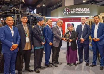 PENYERAHAN momento oleh pihak pengarah dan pengurusan Cendana Auto bersama pihak Global Ihsan Sdn. Bhd. pada DSA 2024 baru-baru ini.