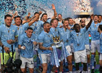 Pemain-pemain Manchester City meraikan kejayaan menjuarai Liga Perdana Inggeris musim ini selepas menewaskan West Ham 3-1 di Etihad hari ini. - AFP