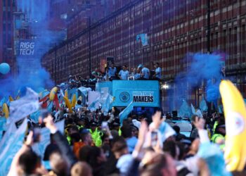 PEMAIN Manchester City disambut peminat dalam siri jelajah meraikan kemenangan Liga Perdana Inggeris di Manchester, semalam. - AFP