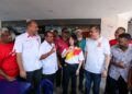 ANTHONY Loke (dua dari kanan) bersama Pang Sock Tao (tengah) dan pemimpin PH beramah mesra dengan penduduk di Pekan Kuala Kubu Baharu, Hulu Selangor, semalam. - UTUSAN/M. FIRDAUS M. JOHARI