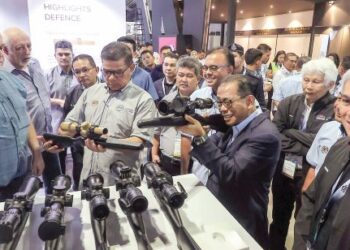 SAIFUDDIN Nasution (tiga dari kiri) dan Mohamed Khaled Nordin melihat aset pameran senjata pada Program Pameran dan Persidangan Perkhidmatan Pertahanan Asia (DSA2024) dan Pameran Keselamatan Negara Asia (NATSEC2024) di Pusat Perdagangan dan Pameran Antarabangsa (MITEC), Kuala Lumpur, semalam. - UTUSAN/AMIR KHALID