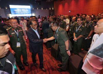 Menteri Pertahanan, Datuk Seri Mohamed Khaled Nordin beramah mesra bersama tetamu yang hadir selepas menyampaikan ucaptama pada program Seminar Antarabangsa Keselamatan Negara bersempena Pameran Perkhidmatan Pertahanan Asia (DSA) 2024 dan Pameran Keselamatan Kebangsaan Asia (NATSEC ASIA) 2024 di Pusat Dagangan dan Pameran Antarabangsa (MITEC) di sini hari ini. GAMBAR - AMIR KHALID