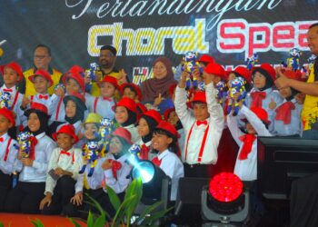 FUZIAH Salleh (tengah) bergambar bersama murid-murid dari Sekolah Kebangsaan (SK) Gadong Jaya, Labu, Seremban yang memenangi pertandingan Choral Speaking sempena Majlis Perasmian Hari Pengguna Kebangsaan Peringkat Negeri Sembilan dan Pelancaran Aduan Suri Peringkay Negeri Sembilan di Seremban 2, Seremban hari ini.