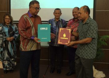 AMINUDDIN Harun (tengah) menyaksikan pertukaran dokumen di antara Mohd. Zaid (dua dari kiri) dan Ketua Pegawai Operasi Perbadanan NS, Norazhar Musa (kanan) majlis pertukaran MoU antara kedua-dua pihak di Seremban hari ini.