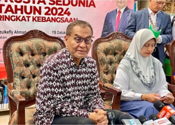 DZULKEFLY Ahmad (kiri) semasa sidang akhbar pada majlis sambutan Hari Malaria, Tibi dan Kusta Sedunia peringkat kebangsaan, di Kota Kinabalu hari ini.