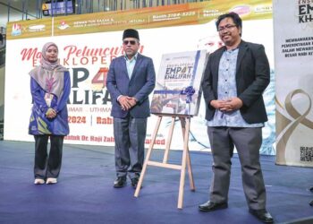 PENGARAH Urusan Telaga Biru Sdn. Bhd., Datuk Dr. Zahazan Mohamed (tengah) diiringi Muhammad Alif Fitri Abdul Halim (kanan) semasa Majlis Peluncuran Ensiklopedia Empat Khalifah di Pesta Buku Antarabangsa Kuala Lumpur (PBAKL, semalam. - UTUSAN/AMIR KHALID