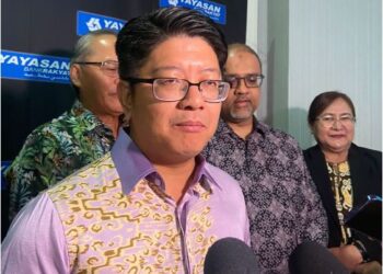 EWON BENEDICK bercakap kepada pemberita di Majlis Anugerah Kecemerlangan Yayasan Bank Rakyat di Kuala Lumpur, hari ini. - UTUSAN/QHOLIJAH ZULKIFLI