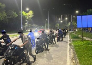 SEBAHAGIAN penunggang motosikal yang telah ditahan dan dibawa ke IPD Nilai untuk tindakan selanjutnya dalam Operasi Samseng Jalanan yang dijalankan di Jalan Persiaran Pusat Bandar berdekatan Dataran Nilai, Nilai, Seremban tengah malam semalam.