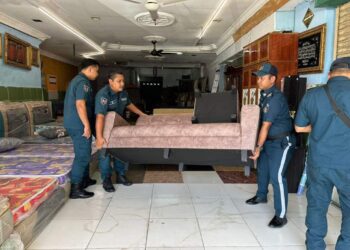 ANGGOTA penguat kuasa MBS menjalankan serbuan ke atas premis perniagaan perabot yang terletak di Putra Point, Bandar Baru Nilai, semalam selepas didapati beroperasi tanpa lesen.