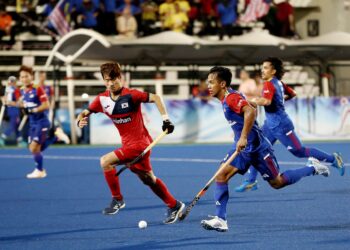 PENYERANG Speedy Tiger, Faizal Saari (kanan) berjaya melepasi kawalan pemain Korea Selatan, 
Kim Hyeong Jin pada aksi kelima pusingan round robin Piala Sultan Azlan Shah ke-30 di Stadium Azlan Shah di sini, hari ini.UTUSAN/MUHAMAD NAZREEN SYAH MUSTHAFA