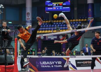 AKSI pemain sepak takraw skuad kebangsaan, Farhan Adam semasa menentang pasukan China ketika Kejohanan Piala Dunia Sepak Takraw Dunia 2024 ISTAF di Stadium Titiwangsa.-UTUSAN/AMIR KHALID