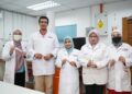 YUS Aniza Yusof (tengah) bersama ahli kumpulan penyelidikan dalam pembangunan formulasi gel tenaga
berasaskan kurma, madu dan habbatus sauda