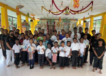 PESERTA program Temasya Bahasa dan Budaya seronok apabila budaya kaum India disajikan dalam karya bahasa kebangsaan di Kuil Sri Maha Mariamman, Bukit Rotan, Kuala Selangor.