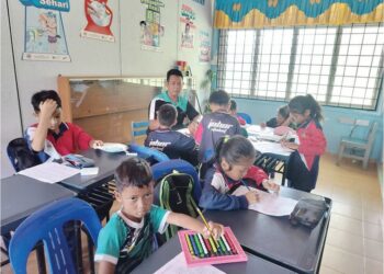 ABDUL Rahim Abdullah tetap tabah mendidik murid-murid SK Sri Sedohok di Kahang, Kluang.