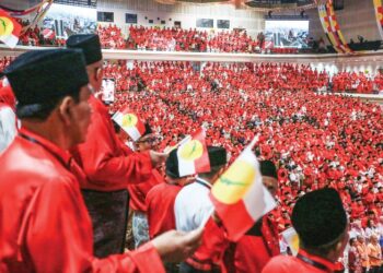 UMNO mampu mendapatkan semula sokongan  bangsa Melayu jika sanggup berubah demi kepentingan parti. – UTUSAN/AFIQ RAZALI