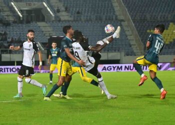 Pemain Terengganu FC, Ismaheel Akinade (tengah) diasak oleh pemain Perak FC pada aksi pertama Liga Super di Stadium Sultan Mizan Zainal Abidin, Gong Badak kelmarin. -UTUSAN/PUQTRA HAIRRY