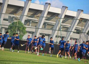 Skuad Terengganu FC menjalani latihan menjelang pertemuan menentang Penang FC di Stadium Bandaraya, Pulau Pinang, malam ini. – UTUSAN/PUQTRA HAIRRY