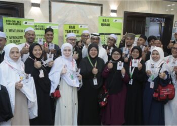 SEBAHAGIAN jemaah haji ketika menerima kad Nusuk yang disampaikan Syed Salleh Syed Abdul Rahman.­­