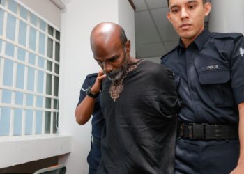 A. NATHAN (kiri) dituduh mengedar dadah jenis heroin seberat 9.2 kilogram Isnin lalu ketika didakwa di Mahkamah Majistret Ipoh hari ini. - UTUSAN/MUHAMAD NAZREEN SYAH MUSTHAFA