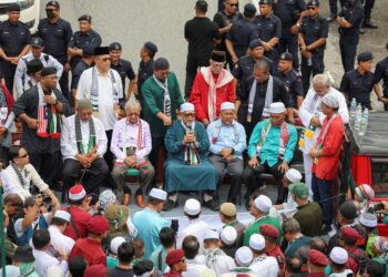 Presiden Pas, Tan Sri Abdul Hadi Awang (duduk, tengah) berucap pada Himpunan 100K Bela Palestin - Solidariti 'Raya Bersama Gaza' di Jalan Tun Razak di sini, hari ini.
Turut hadir, Bekas Perdana Menteri, Tun Dr Mahathir Mohamad (duduk, dua kiri) dan Timbalan Presiden Pas, Datuk Seri Tuan Ibrahim Tuan Man (duduk, dua kanan). GAMBAR: FARIZ RUSADIO