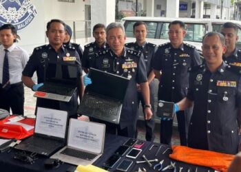 HABIBI Majinji menunjukkan barang rampasan bernilai RM100,000 ketika sidang akhbar di Ibu Pejabat Polis Daerah (IPD) Sentul, Kuala Lumpur, hari ini.