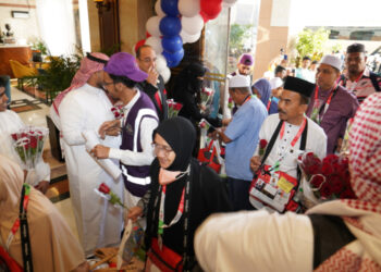 JEMAAH haji pertama yang tiba di Madinah disambut meriah dalam satu majlis yang diadakan di Emaar Royal Hotel semalam.