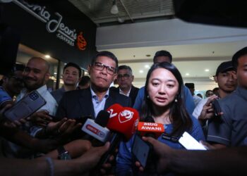 HANNAH Yeoh bercakap kepada media selepas melawat Faisal Halim di Shah Alam, semalam. Di sebelah beliau Menteri Dalam Negeri, Datuk Seri Saifuddin Nasution Ismail.