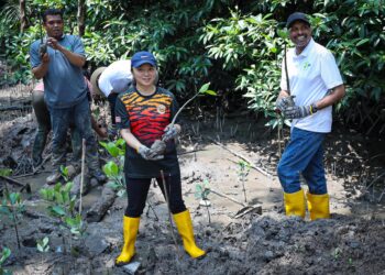 HANNAH Yeoh  menanam beberapa batang anak pokok bakau pada program Be-Leaf Mangrove Tree Planting di Mangrove Point,  Klang, semalam. - UTUSAN/SADDAM YUSOFF