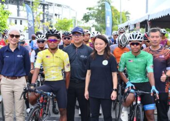 HANNAH Yeoh (tiga dari kanan) ketika majlis perasmian sambutan Hari Belia Negara (HBN) peringkat negeri Perlisdi Dataran Lok 9, Kuala Perlis di sini semalam. – UTUSAN/MOHD. HAFIZ ABD. MUTALIB