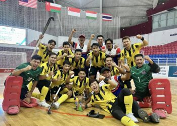 PASUKAN Hoki dalam dewan lelaki negara menunjukkan riak muka gembira selepas mengesahkan tempat ke Piala Dunia 2025 selepas muncul naib juara di Piala Asia 2024 di Taldykorgan, Kazakhstan.-IHSAN KHM