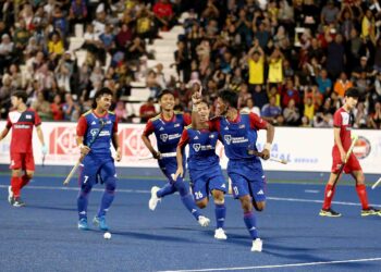 Pemain Malaysia, Anuar Akhimullah (kanan) meraikan jaringan gol menentang Korea Selatan pada Kejohanan Hoki Piala Sultan Azlan Shah Ke-30 di Stadium Azlan Shah, Ipoh, kelmarin. - UTUSAN/MUHAMAD NAZREEN SYAH MUSTHAFA