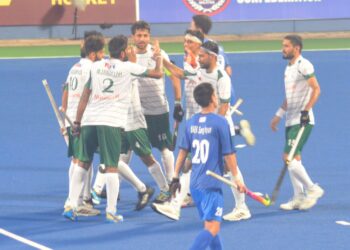 PEMAIN-Pemain Pakistan meraikan gol ketika menentang Korea Selatan di Piala Sultan Azlan Shah di Stadium Azlan Shah malam tadi.-IHSAN PERAK HOKI