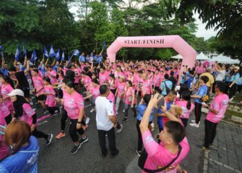 MOHD. HAIRI Mad Shah melepaskan peserta Larian Amal Pergerakan Pemuda Malaysia Negeri Johor (YMM)  di pusat aktiviti Tunku Mahkota Ismail Youth Centre (TMIYC), Johor Bahru.