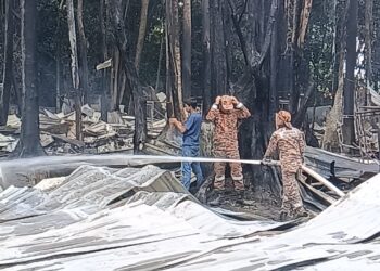 SEBANYAK 25 buah buah rumah kongsi musnah dalam kebakaran di Pulau Perhentian, Besut, hari ini. - UTUSAN/WAN ZURATIKAH IFFAH WAN ZULKIFLI