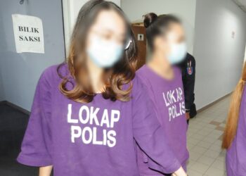 DUA wanita antara ditahan reman termasuk dua lelaki bagi membantu kes dera seorang bayi perempuan berusia sembilan bulan sehingga meninggal dunia Jumaat lalu di Mahkamah Sesyen Johor Bahru.